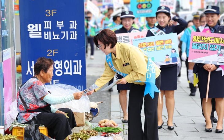 김보라 안성시장이 안성장날을 맞아 시장 주변에서 시민에게 교통안전 홍보 물품과 안내문을 전달하고 있다. 제공=안성시