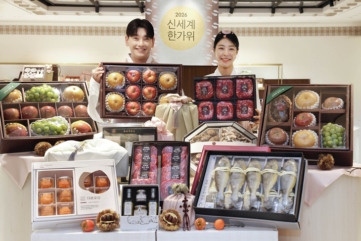 신세계백화점 모델들이 추석 선물세트를 소개하고 있다.