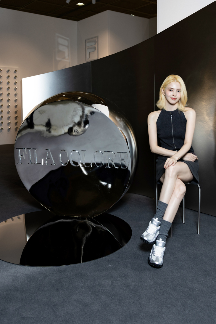 지난 2일 프리즈 서울 2026 전시장에서 여린 VIP 데이에 참석한 휠라 모델 배우 한소희. 사진=미스토홀딩스