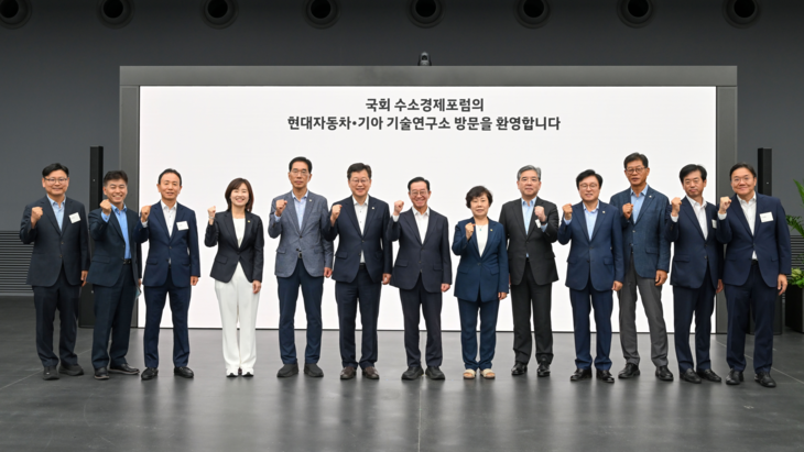 지난 2일 국회수소경제포럼 소속 국회의원들이 경기 화성시에 위치한 현대자동차-기아 남양기술연구소를 방문해 기념촬영을 하고 있다. 사진=한국수