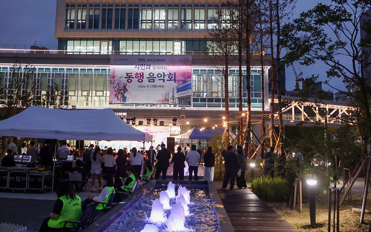 수원시의회 청사 앞마당에서 열린 '시민과 함께하는 동행 음악회' 행사장 모습. 제공=수원시의회