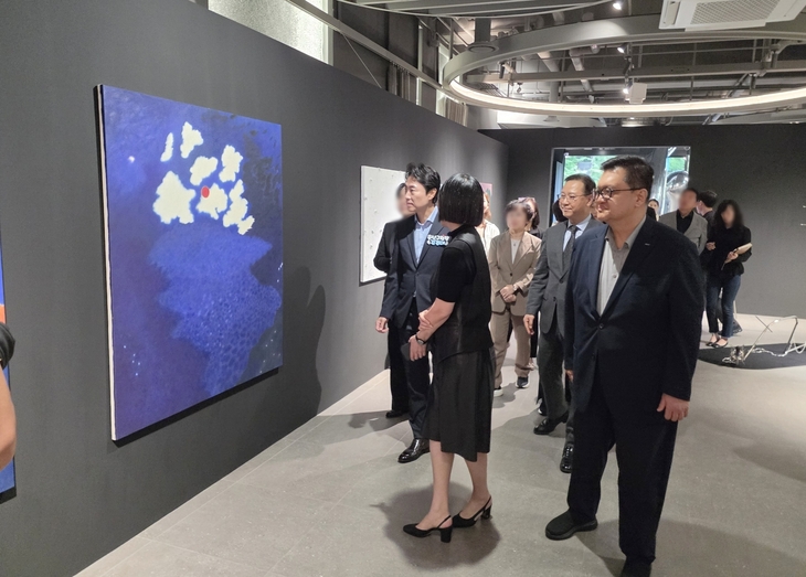 지난 1일 진행된 네트워킹 행사에서 김대수 아이파크몰 대표(오른쪽 첫 번째)와 김용대 용산구청장(왼쪽 첫 번째)이 참석해 작품에 대한 설명을 듣고
