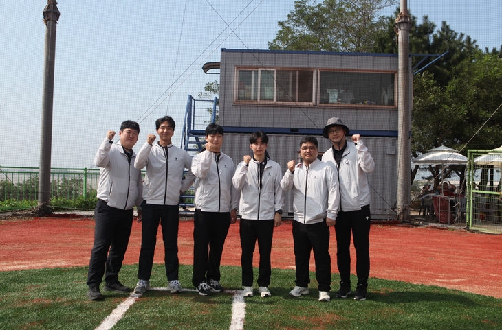 미래엔서해에너지 한마음봉사단 관계자들이 3일 충남 당진야구장에서 열린 제78회 충청남도민체육대회에서 자원봉사활동을 진행하며 기념 사진을 촬