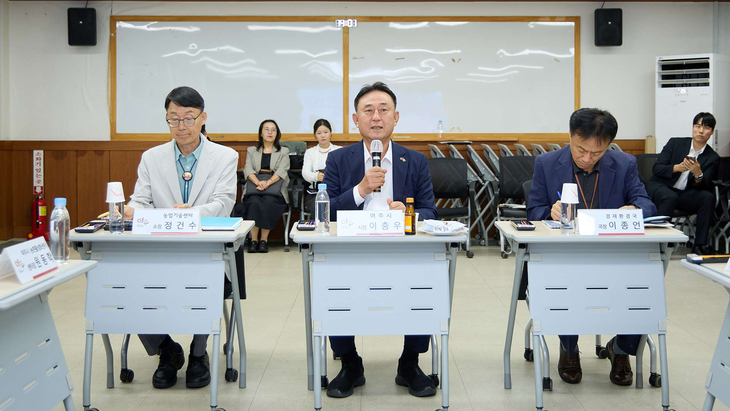 여주시 농업기술센터에서 열린 '농촌공간 재구조화 및 재생 기본·시행 계획 수립 용역' 착수보고회에서 이충우 여주시장이 발언을 하고 있다. 제공
