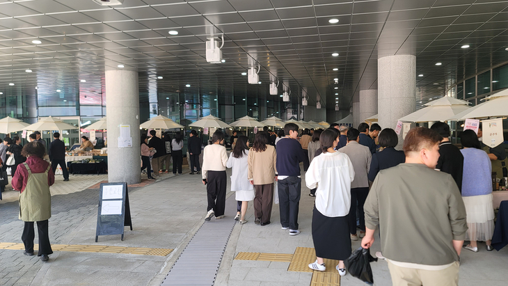 경기도농수산진흥원이 경기융합타운 도담뜰 광장에서 개최한 직거래장터 '도래미마켓' 현장에 방문객들이 둘러보고 있다. 제공=경기도농수산진흥