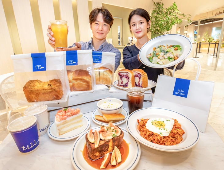 4일 오전 서울 강남구 현대백화점 무역센터점 10층 '틸화이트 매장에서 직원들이 브런치 메뉴를 소개하고 있다. 사진=현대백화점