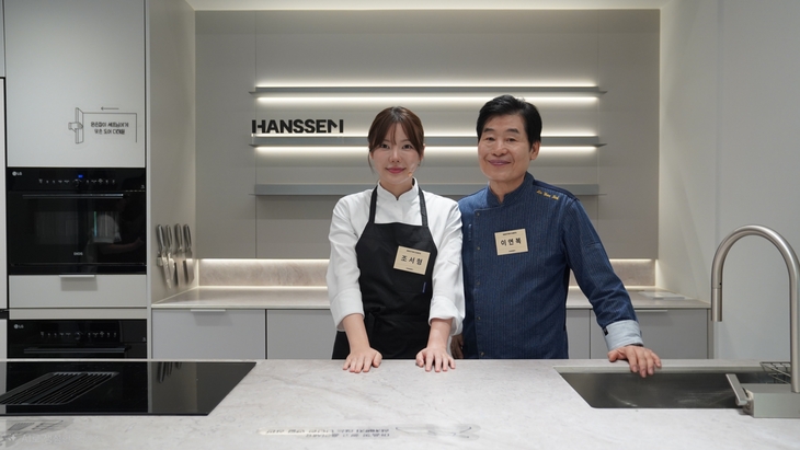 지난 3일 서울 서대문구 연희동 '이연복 셰프 키친 스튜디오'에서 진행된 '한샘X 마스터 셰프' 행사에서 이연복 셰프, 조서형 셰프가 기념촬영을 