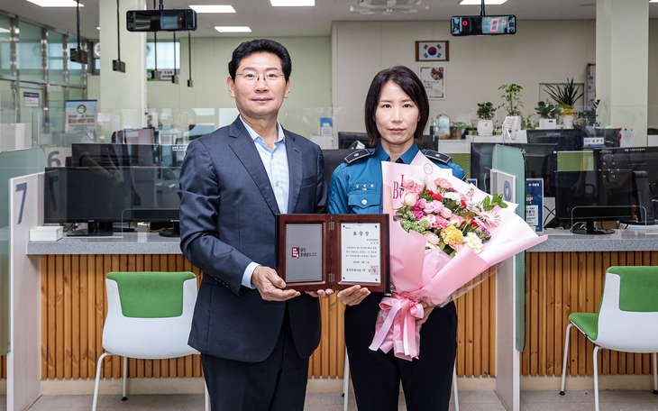 이상일 용인시장(왼쪽)이 3일 용인동부경찰서 민원실을 찾아 심폐소생술로 시민의 생명을 구한 김민희 경위에게 표창장을 전달한 뒤 기념촬영을 하고