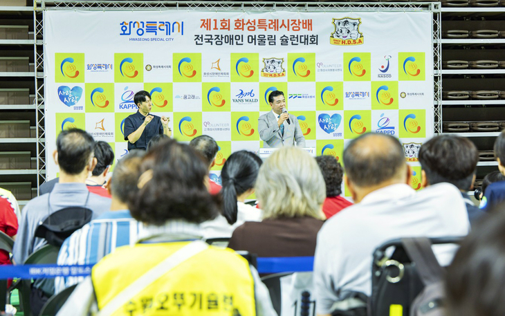 '제1회 화성시장배 전국장애인어울림 슐런대회' 개회식에서 이계철 화성시의회 의장이 수어 통역사와 함께 축사를 전달하고 있다. 제공=화성시의회