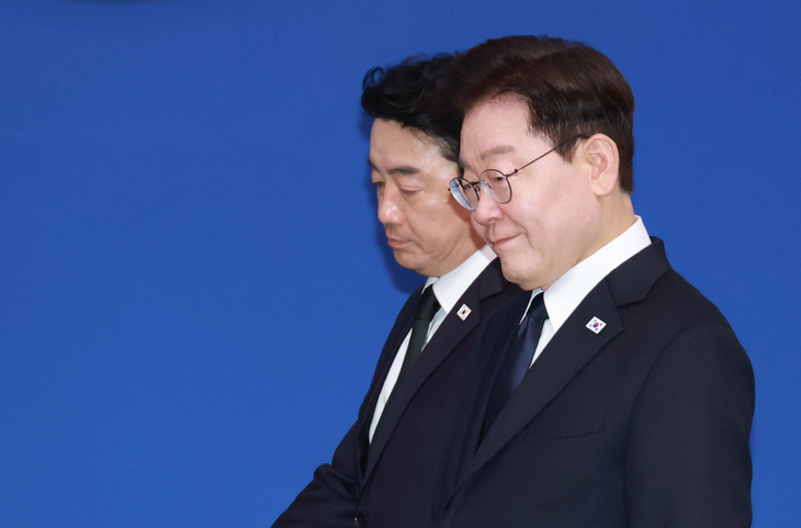수석보좌관회의 입장하는 이재명 대통령
