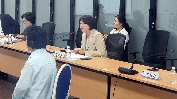 인천시의회 방지현 의원이 지난 2일 시청 소통회의실에서 '인천 아이(i) 바다패스' 개선 방안을 주제로 열린 주민간담회에서 발언하고 있다. 제공=인
