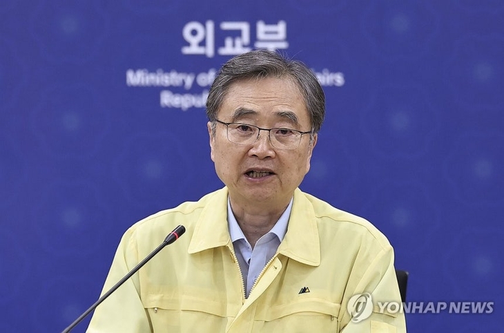 조현 외교부 장관이 지난달 26일 외교부에서 네팔 홍수 우리 국민 실종 관련 재외국민보호대책본부 회의를 주재하고 있다. [사진=연합뉴스]