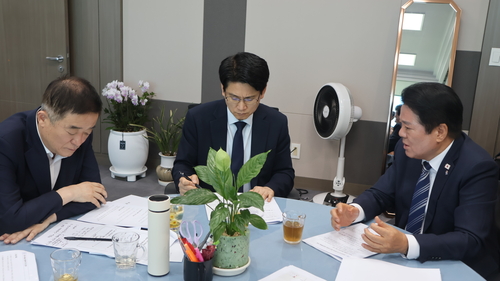 최대호 안양시장(오른쪽) 4일 김태병 국토교통부 철도국장 만나 3대 핵심 철도망 사업 국가계획 반영 요청