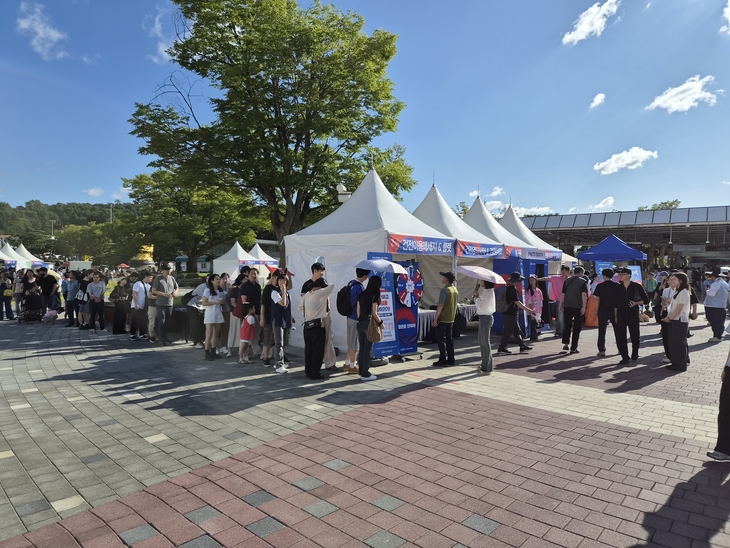 6일 렛츠런파크 서울을 찾은 방문객들이 경마 경기 관람에 앞서 룰렛이벤트에 참여하고 있다. 사진=여헌우 기자.