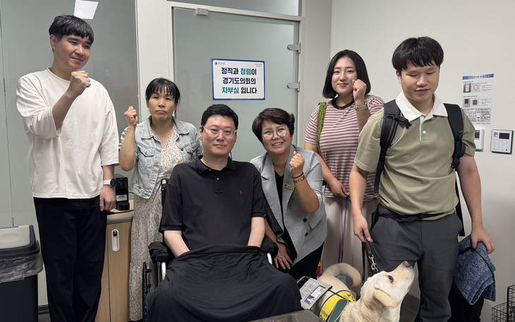 김경옥 경기도의회 의원(왼쪽 네 번째)이 3일 경기도의회에서 열린 정담회에서 '함께하는장애인교원노동조합 경기지부' 간부진과 기념촬영을 하고
