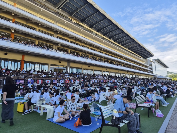 6일 렛츠런파크 서울을 찾은 관람객들이 경마 경기를 관람하고 있다. 사진=여헌우 기자.