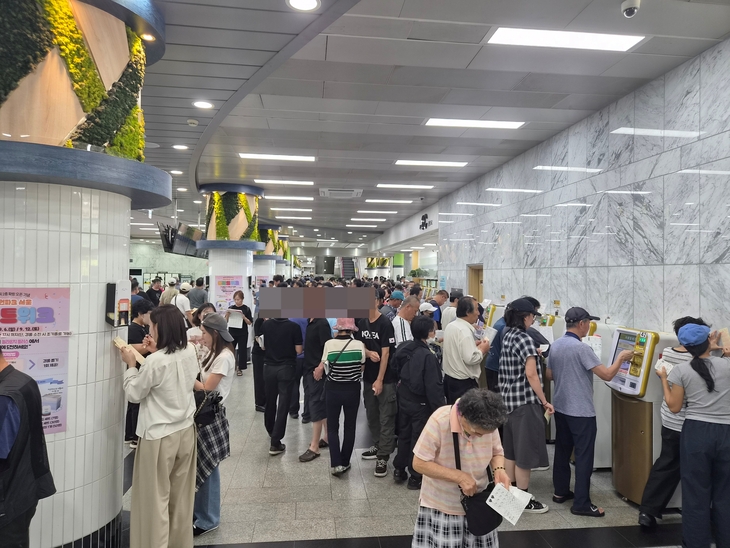 6일 렛츠런파크 서울을 찾은 관람객들이 초보자용 마권을 구매하고 있다. 사진=여헌우 기자.