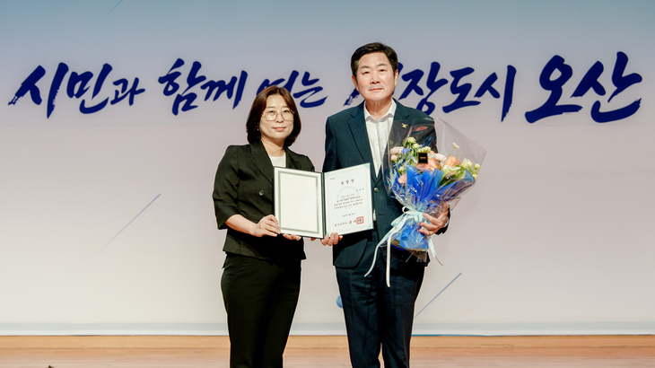 조용호 오산시장(우측)이 '동절기 복지사각지대 발굴·지원 유공' 표창을 전수하고 기념촬영을 하고 있다. 제공=오산시