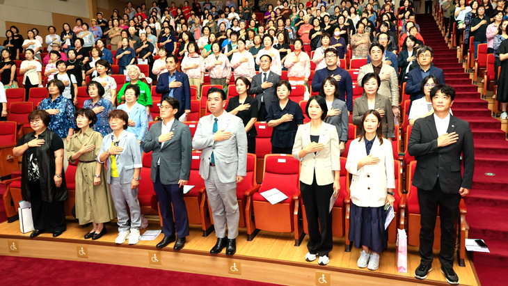 화성시의회 이계철 의장을 비롯한 의원들과 참석자들이 '2026년 화성시 양성평등주간 기념식'에 참석해 국민의례를 하고 있다. 제공=화성시의회
