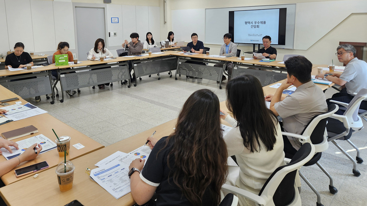 지난 3일 평택산업진흥원에서 열린 '평택시 우수제품 간담회'에서 참석자들이 관내 중소기업의 판로 개척 및 지원 방안을 논의하고 있다. 제공=평택