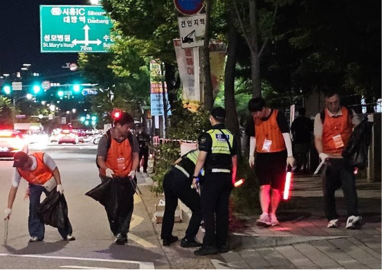 한화 임직원 봉사단이 불꽃축제 행사 후 여의도 한강공원 일대의 쓰레기를 줍고 행사장을 정리하는 '클린 캠페인'을 펼치고 있다.