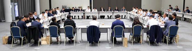 한전KDN이 지난 3일부터 4일까지 전북 정읍시 JB금융그룹 연수원에서 개최한 'AI 추진전략 강화를 위한 전사 리더워크숍'에서 리더들이 의견을 개진하