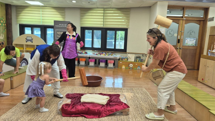 경기도교육청남부유아체험교육원이 개최한 '해아뜰 얼쑤! 전통 놀이터' 행사에 참가한 험프리스 미군 가족과 한국 가족들이 떡메치기 체험을 하고