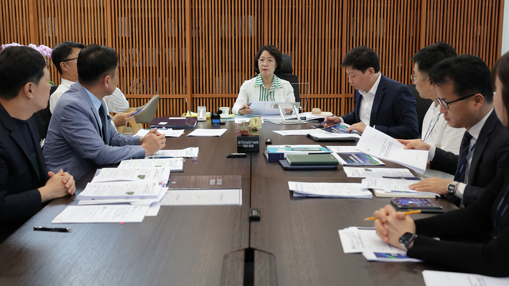 추미애 경기도지사가 지난 4일 도청에서 관계 공무원들과 간담회를 열고 정부의 8·13 주택 신속공급 방안 후속 대응 방안과 13개 제도개선 과제를 논의