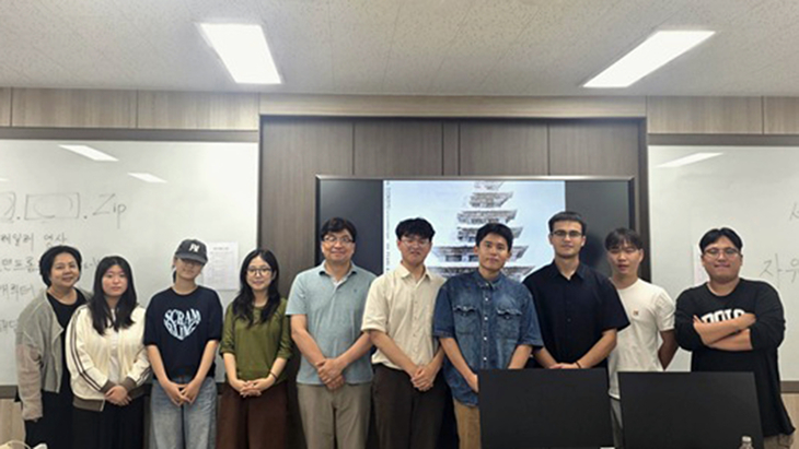 한국전통문화대학교 국가유산콘텐츠개발원 하계 아카데미 참가자들이 기념촬영을 하고 있다. (왼쪽 다섯 번째) 박진호 교수(KAIST 김재철 AI 대학원). 제