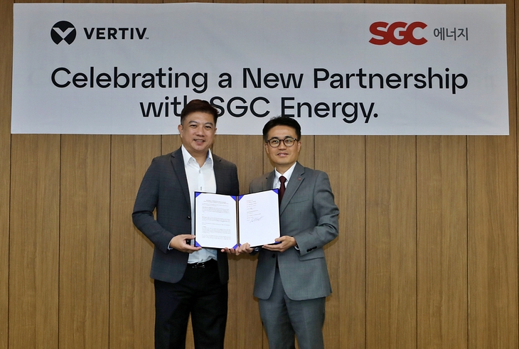 황세훈 SGC에너지 상무(오른쪽)와 조던 코 버티브 아시아(Vertiv Asia) 엔터프라이즈 세일즈 및 이머징 마켓 담당 시니어 디렉터가 8월 18일 서울시 서초구 S