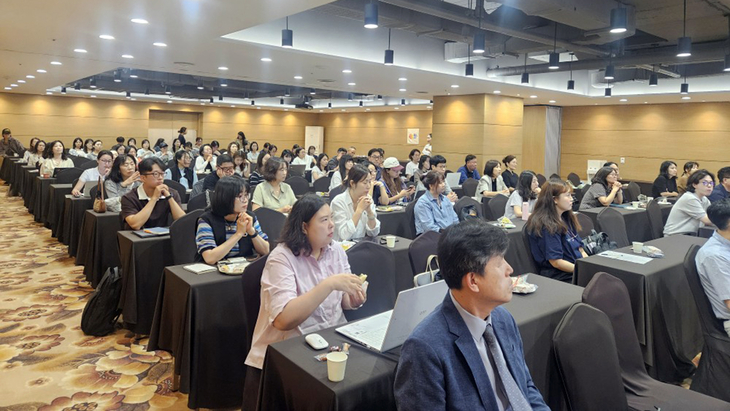 경기도교육청이 스카이파크에서 개최한 '2026 경기 외국어교육 글로컬 역량강화 연수 및 정책실행연구회 워크숍'에 참가한 교원들이 강연을 경청하
