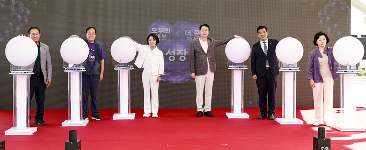(왼쪽 세 번째부터) 추미애 경기도지사, 정명근 화성시장, 이계철 화성시의회 의장, 송옥주 국회의원 등 주요 내빈들이 5일 열린 '제12회 화성송산포도