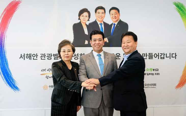 (왼쪽부터) 김미경 수원시의회 의장, 이계철 화성시의회 의장, 김종욱 오산시의회 의장이 지난 4일 서해안 관광벨트 활성화를 위한 현장간담회에서 손