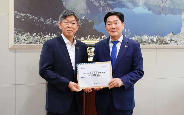 조용호 오산시장(오른쪽)이 7일 세종 국토교통부에서 김이탁 제1차관을 만나 '오산세교3 공공주택지구 현고사항 건의서'를 전달했다. 제공=오산시