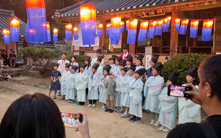 안성향교 명륜당 앞마당에서 어린이들이 유생 복장을 갖춰 입고 '꼬마유생 잔칫날' 프로그램에 참여하고 있다. 제공=안성시