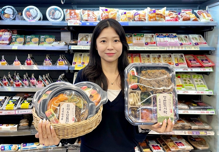 CU 모델이 추석 간편식 메뉴를 소개하고 있다.