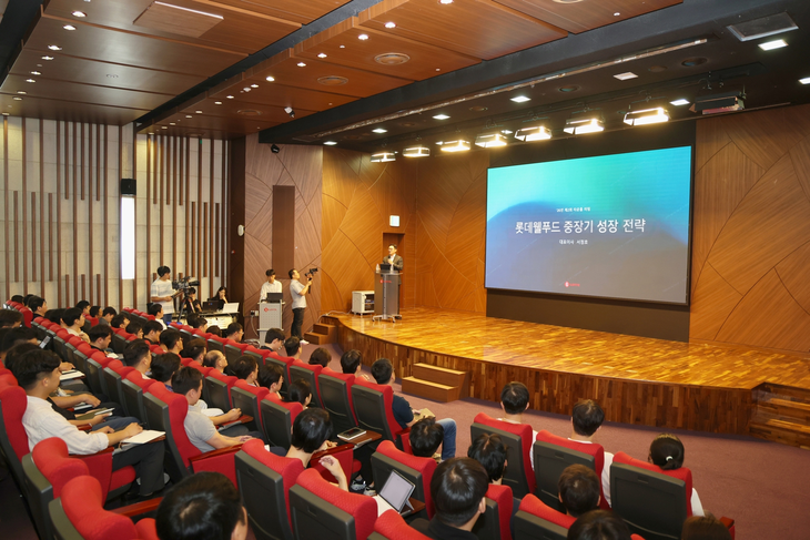 지난 8월 롯데웰푸드 양평동 본사 대강당에서 서정호 롯데웰푸드 대표이사가 전사 타운홀 미팅을 진행하고 있다. 이날 미팅은 실시간 방송을 통해 전