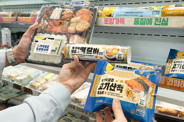 고객이 세븐일레븐 추석 간편식을 살펴보고 있다.
