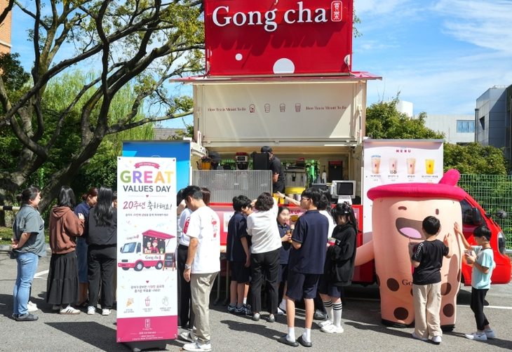 공차코리아가 브랜드 설립 20주년 맞아 임직원과 함께 서울농학교를 찾았다. 사진=공차코리아