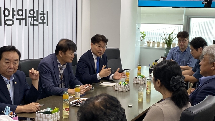 경기도의회 김성태 의원은 지난 2일 한농연 관계자 및 용인시 화훼 연합회원들을 만나 농업 현안을 논의했다. 제공=경기도의회