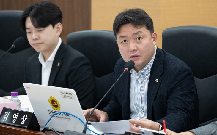 인천시의회 김영상 의원이 해양항공국 소관 추가경정예산안 심사에서 군장병 면회객 여객선 운임 지원 확대를 요구하고 있다. 제공=인천시의회