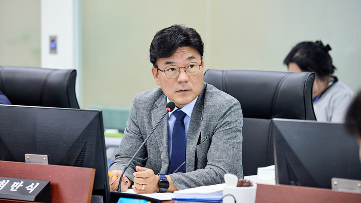 경기도의회 최만식 의원이 7일 열린 추가경정예산안 농정해양위원회 심사에서 농업기술원의 연구개발비와 미래농업인 육성·교육 예산 감액 문제를