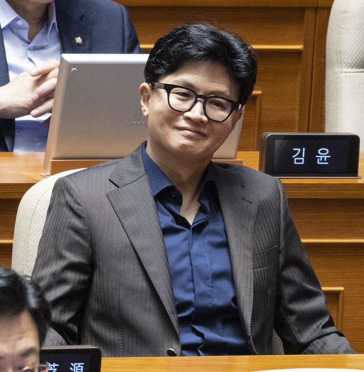 김민석 대표의 '검찰개혁' 연설듣다 '미소'짓는 한동훈 의원