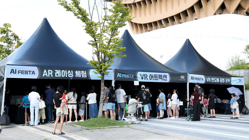 평택아트센터 행사마당에 마련된 '2026 AI FESTA' 야외 부스에서 시민들이 다양한 AI 기술을 체험하고 있다. 제공=평택산업진흥원