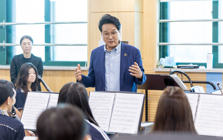 안민석 경기도교육감이 8일 청림중학교를 방문해 학생 오케스트라 단원들과 대화를 나누며 격려하고 있다. 제공=경기도교육청
