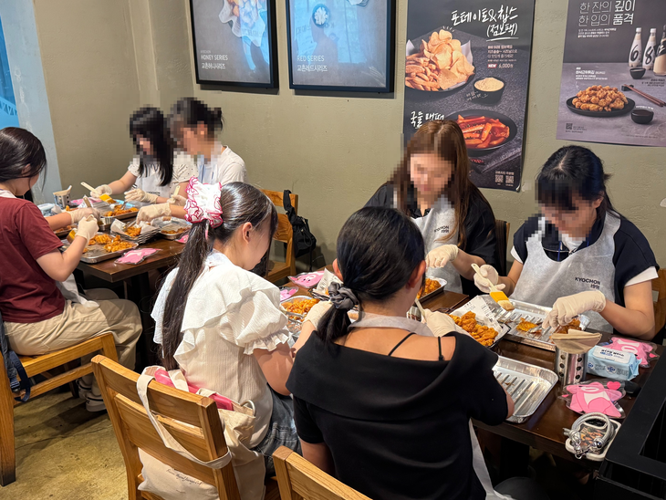 8월28일 서울 교촌치킨 신촌점에서 '글로벌 행복 지원 프로그램'을 열고 한국과 일본 아동, 양국 관계자 57명을 대상으로 '교촌치킨 소스 바르기'