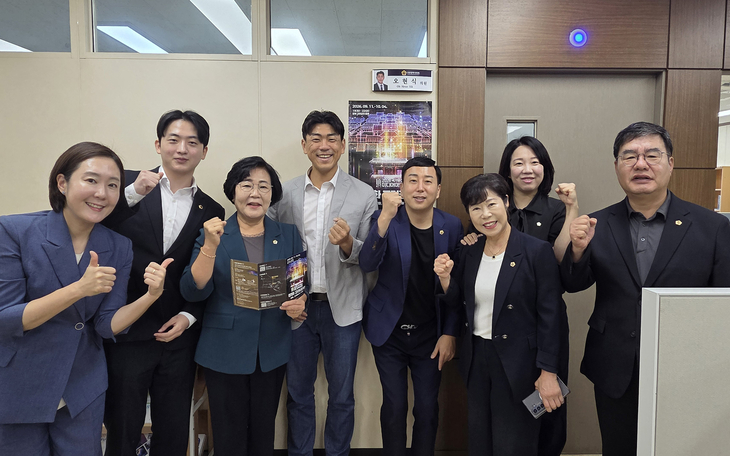 인천시의회 문화복지위원회 오현식 의원(왼쪽 네 번째)과 소속 위원들이 '2026 국가유산 미디어아트 강화 고려궁지'의 성공 개최를 응원하고 있다.