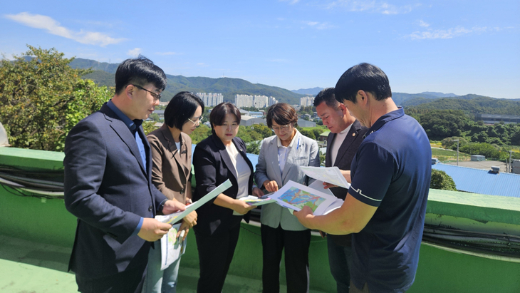 광주시의회 도시환경위원회 오현주 위원장과 소속 위원들이 지난 8일 추자지구 및 삼리C지구 현장을 찾아 관계자의 설명을 들으며 도면과 현장 여건을