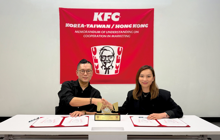 KFC 코리아 신호상 대표(좌측)와 KFC 대만·홍콩 카렌 첸 대표이사(우측)가 MOU 체결 후 기념 촬영을 하고 있다.