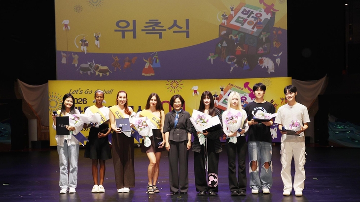 김보라 안성시장(가운데)이 7일 안성맞춤랜드 남사당공연장에서 열린 '2026 바우덕이 페스타 ON'에서 축제 공식 서포터즈 및 홍보대사들과 함께 위촉